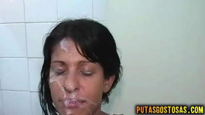 Ang batang may buhok na kulay-kape ay nagkaroon ng oral at anal sex bago kumuha ng cum sa kanyang mukha